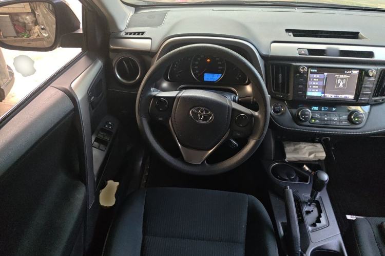 Used Toyota RAV4 2016 2.0L CVT Two-Wheel Drive Fashion Edition China V Standard Steering Wheel