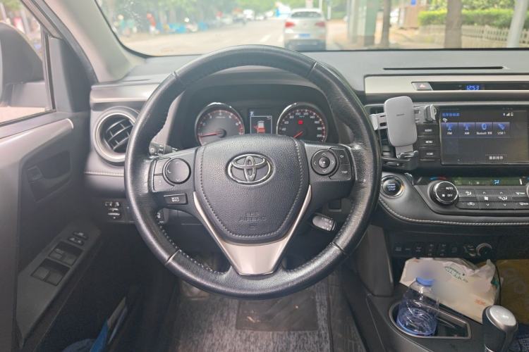 Used Toyota RAV4 2016 2.5L Automatic 4x4 Elite Edition Steering Wheel