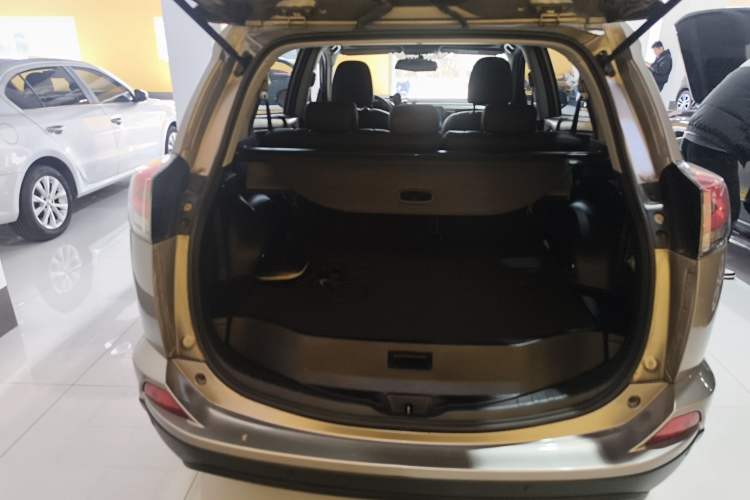Used Toyota RAV4 2016 2.0L CVT Two-Wheel Drive Fashion Edition China V Standard Trunk