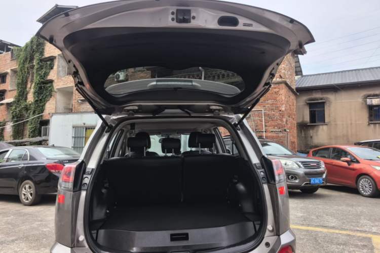 Used Toyota RAV4 2016 2.0L CVT Two-Wheel Drive Fashion Edition China V Standard Trunk