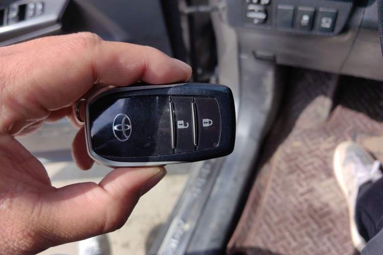 Used Toyota RAV4 2016 2.5L Automatic 4x4 Elite Edition Vehicle Key