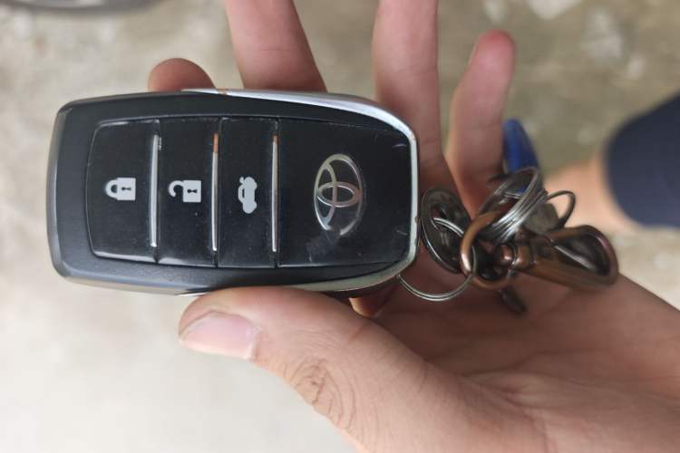 Used Toyota RAV4 2016 2.0L CVT Two-Wheel Drive Urban Edition China V Standard Vehicle Key