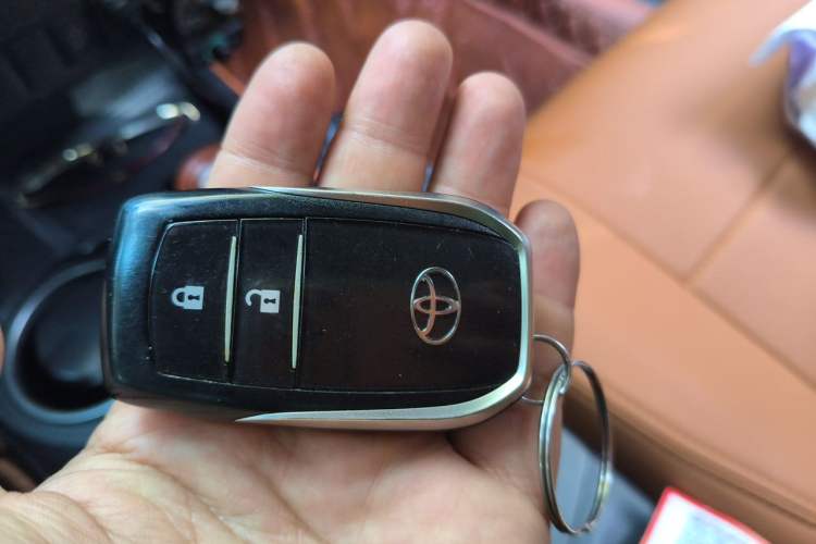 Used Toyota RAV4 2016 2.0L CVT Two-Wheel Drive Fashion Edition China V Standard Vehicle Key