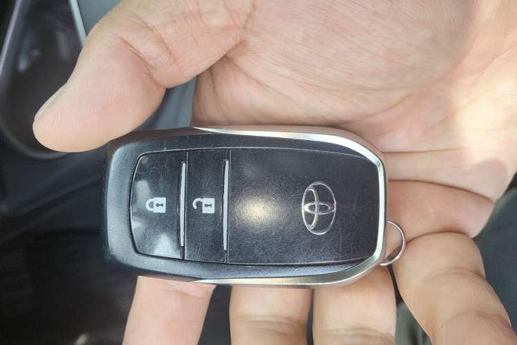 Used Toyota RAV4 2016 2.0L CVT Two-Wheel Drive Smart Edition China V Standard Vehicle Key