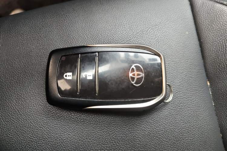 Used Toyota RAV4 2016 2.0L CVT Two-Wheel Drive Smart Edition China V Standard Vehicle Key