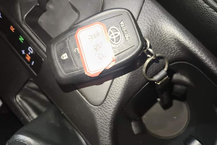 Used Toyota RAV4 2016 2.0L CVT Two-Wheel Drive Fashion Edition China V Standard Vehicle Key
