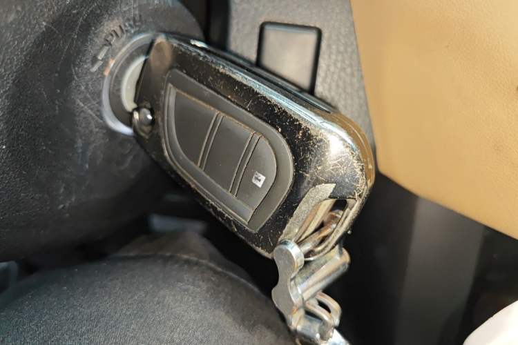 Used Toyota RAV4 2016 2.0L CVT Two-Wheel Drive Urban Edition China V Standard Vehicle Key