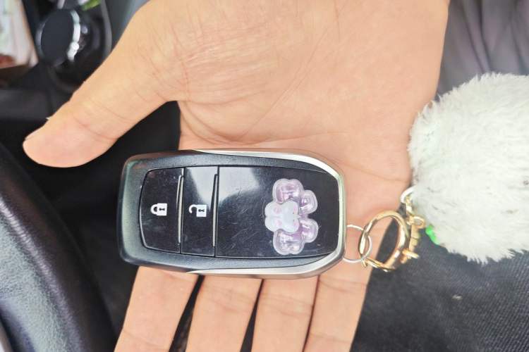 Used Toyota RAV4 2016 2.0L CVT Two-Wheel Drive Fashion Edition China V Standard Vehicle Key