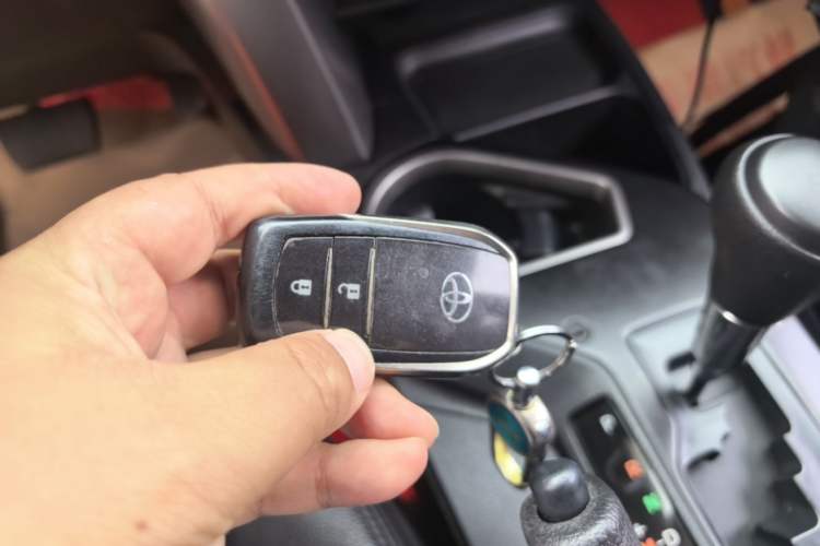 Used Toyota RAV4 2016 2.0L CVT Two-Wheel Drive Fashion Edition China V Standard Vehicle Key