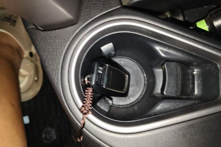 Used Toyota RAV4 2016 2.0L CVT Two-Wheel Drive Fashion Edition China V Standard Vehicle Key