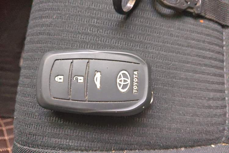 Used Toyota RAV4 2016 2.0L CVT Two-Wheel Drive Fashion Edition China V Standard Vehicle Key
