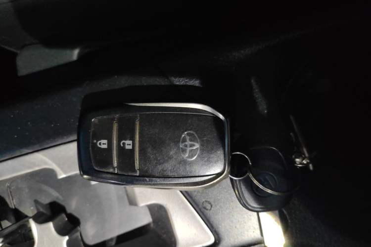 Used Toyota RAV4 2016 2.0L CVT Two-Wheel Drive Smart Edition China V Standard Vehicle Key
