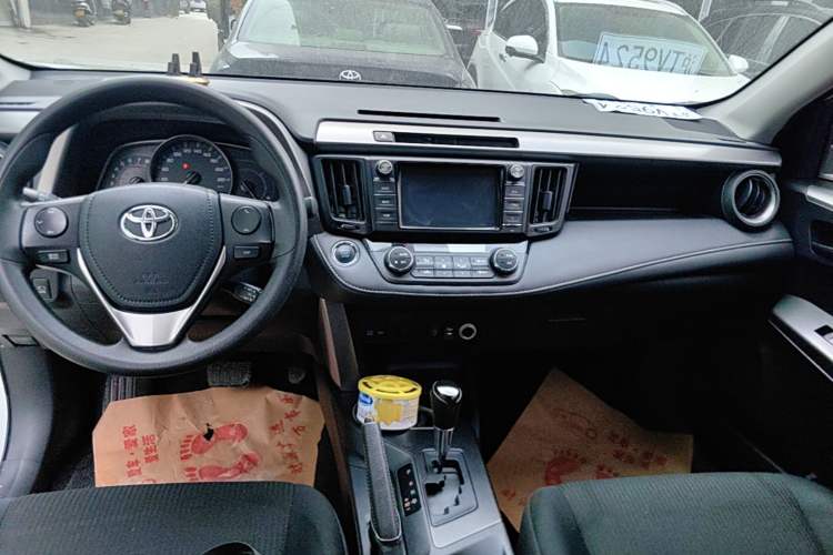 Used Toyota RAV4 2016 2.0L CVT Two-Wheel Drive Fashion Edition China V Standard Audio And AC Panel