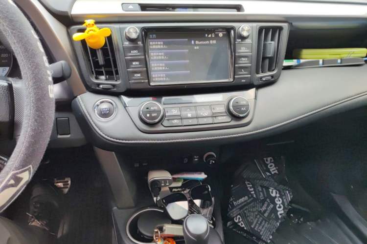 Used Toyota RAV4 2016 2.0L CVT Two-Wheel Drive Fashion Edition China V Standard Audio And AC Panel