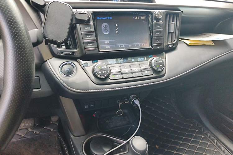 Used Toyota RAV4 2016 2.0L CVT Two-Wheel Drive Fashion Edition China V Standard Audio And AC Panel