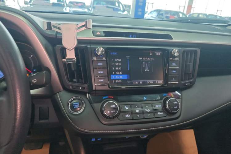 Used Toyota RAV4 2016 2.0L CVT Two-Wheel Drive Fashion Edition China V Standard Audio And AC Panel