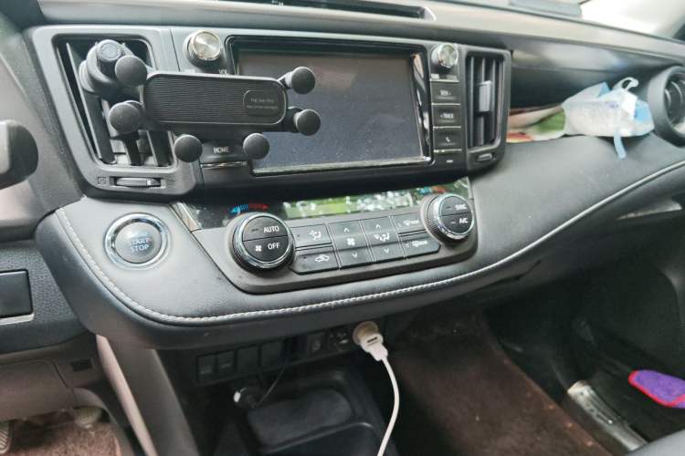 Used Toyota RAV4 2016 2.0L CVT Two-Wheel Drive Fashion Edition China V Standard Audio And AC Panel