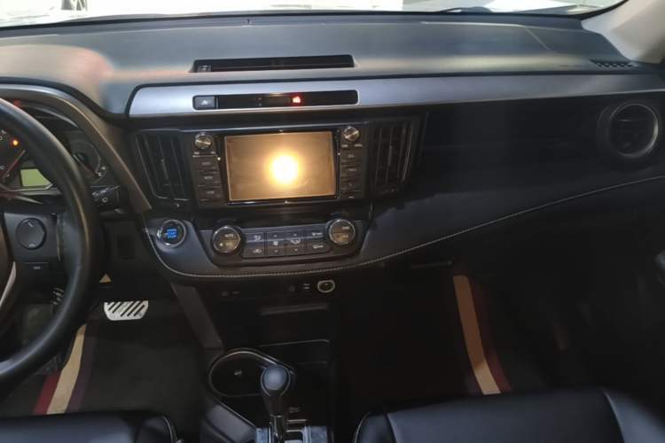 Used Toyota RAV4 2016 2.0L CVT Two-Wheel Drive Fashion Edition China V Standard Audio And AC Panel