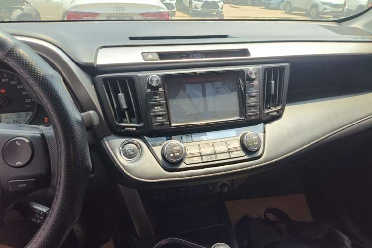 Used Toyota RAV4 2016 2.0L CVT Two-Wheel Drive Comfort Edition China V Standard Audio And AC Panel