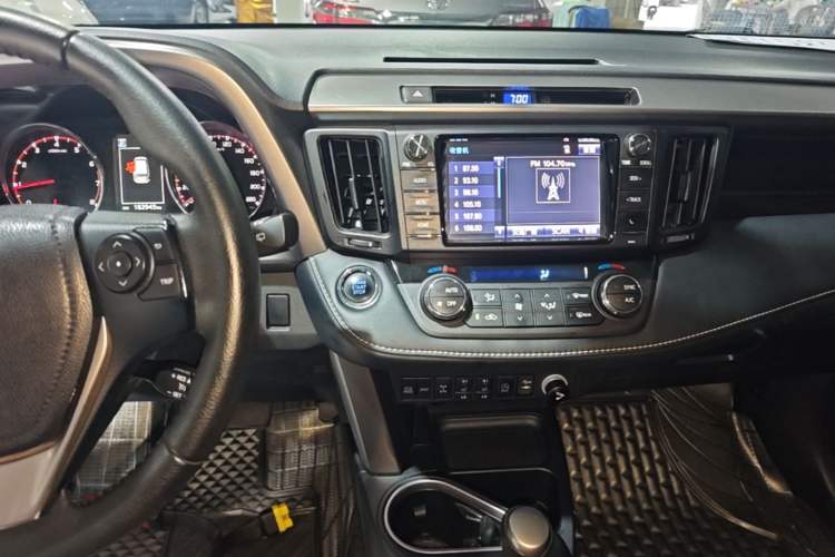 Used Toyota RAV4 2016 2.5L Automatic 4x4 Elite Edition Audio And AC Panel