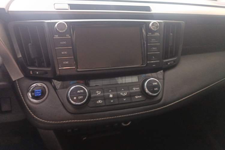 Used Toyota RAV4 2016 2.0L CVT Two-Wheel Drive Fashion Edition China V Standard Audio And AC Panel