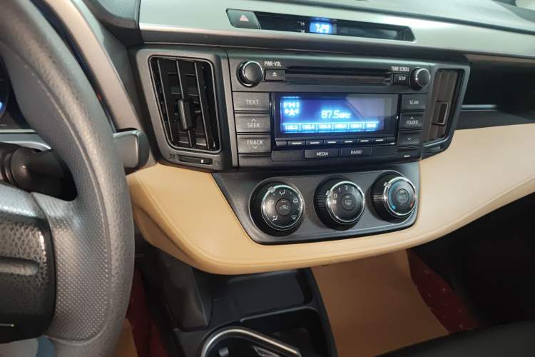 Used Toyota RAV4 2016 2.0L CVT Two-Wheel Drive Urban Edition China V Standard Audio And AC Panel