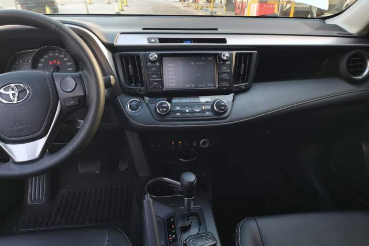 Used Toyota RAV4 2016 2.0L CVT Two-Wheel Drive Comfort Edition China V Standard Audio And AC Panel