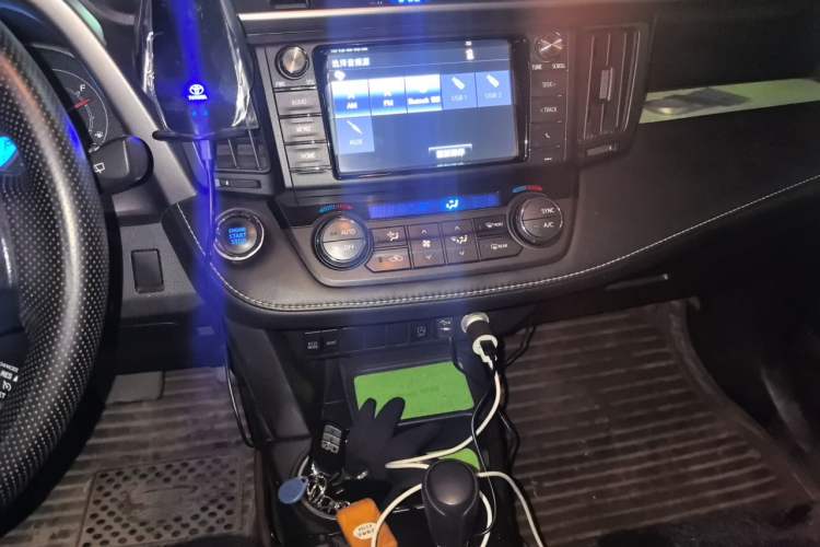 Used Toyota RAV4 2016 2.0L CVT Two-Wheel Drive Fashion Edition China V Standard Audio And AC Panel