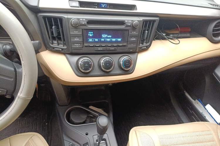 Used Toyota RAV4 2016 2.0L CVT Two-Wheel Drive Urban Edition China V Standard Audio And AC Panel
