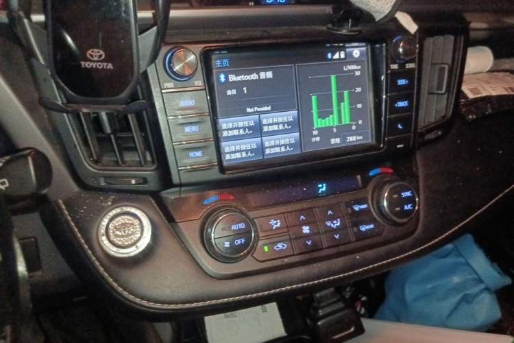 Used Toyota RAV4 2016 2.0L CVT Two-Wheel Drive Fashion Edition China V Standard Audio And AC Panel