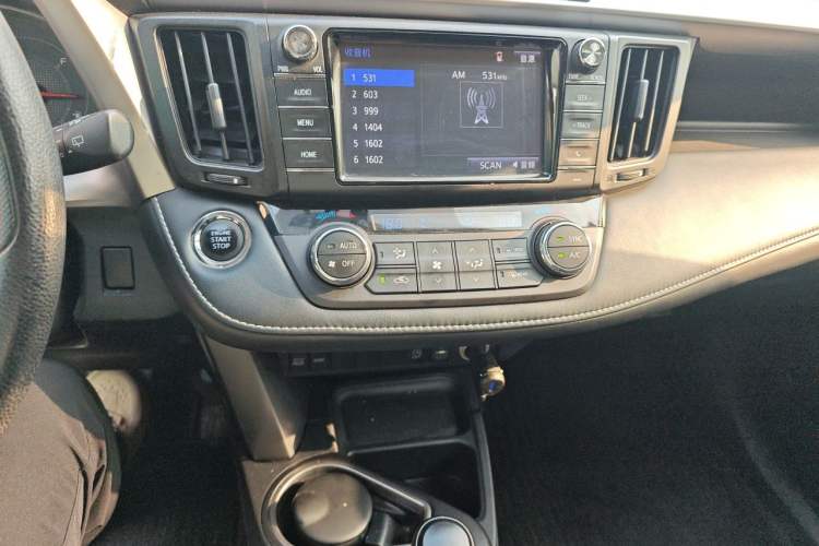 Used Toyota RAV4 2016 2.0L CVT Two-Wheel Drive Fashion Edition China V Standard Audio And AC Panel