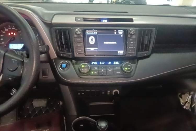 Used Toyota RAV4 2016 2.0L CVT Two-Wheel Drive Fashion Edition China V Standard Audio And AC Panel