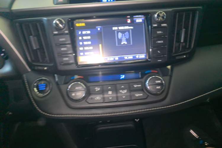 Used Toyota RAV4 2016 2.5L Automatic 4x4 Elite Edition Audio And AC Panel