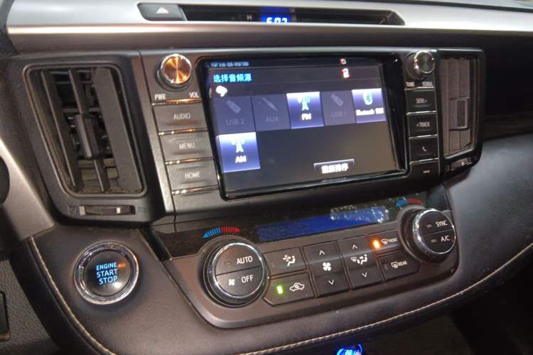 Used Toyota RAV4 2016 2.0L CVT Two-Wheel Drive Fashion Edition China V Standard Audio And AC Panel
