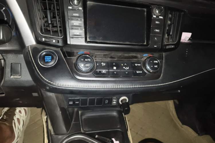 Used Toyota RAV4 2016 2.0L CVT Two-Wheel Drive Fashion Edition China V Standard Audio And AC Panel