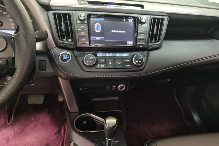 Used Toyota RAV4 2016 2.0L CVT Two-Wheel Drive Fashion Edition China V Standard Audio And AC Panel