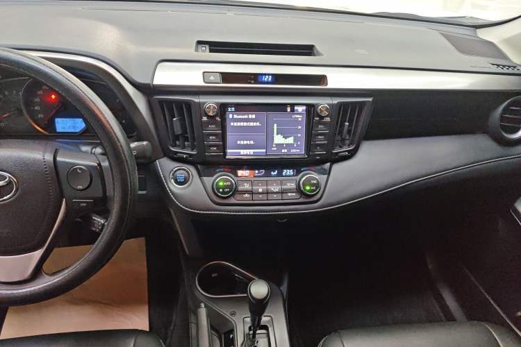 Used Toyota RAV4 2016 2.0L CVT Two-Wheel Drive Fashion Edition China V Standard Audio And AC Panel