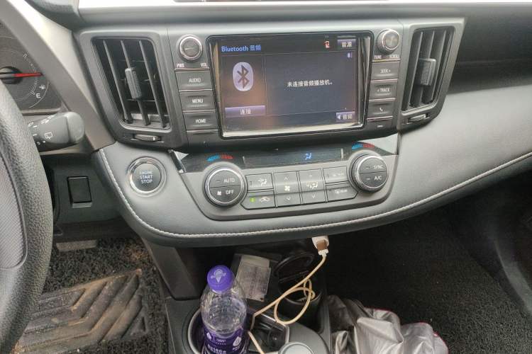 Used Toyota RAV4 2016 2.0L CVT Two-Wheel Drive Fashion Edition China V Standard Audio And AC Panel