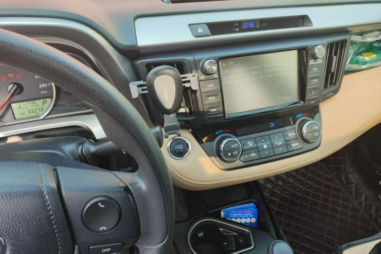 Used Toyota RAV4 2016 2.0L CVT Two-Wheel Drive Fashion Edition China V Standard Audio And AC Panel
