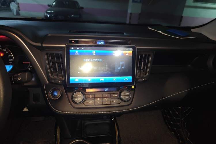 Used Toyota RAV4 2016 2.0L CVT Two-Wheel Drive Fashion Edition China V Standard Audio And AC Panel