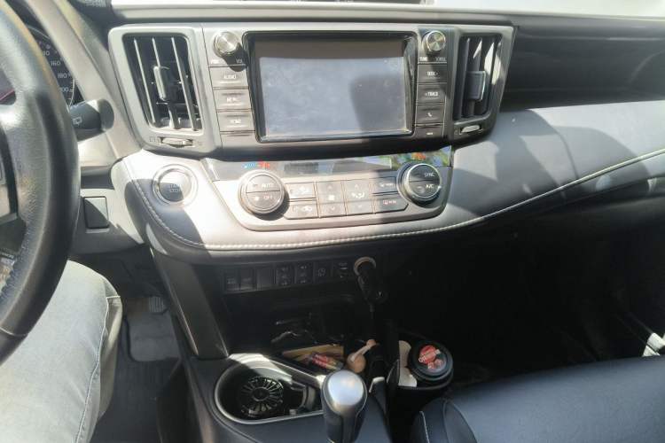 Used Toyota RAV4 2016 2.0L CVT Two-Wheel Drive Smart Edition China V Standard Audio And AC Panel