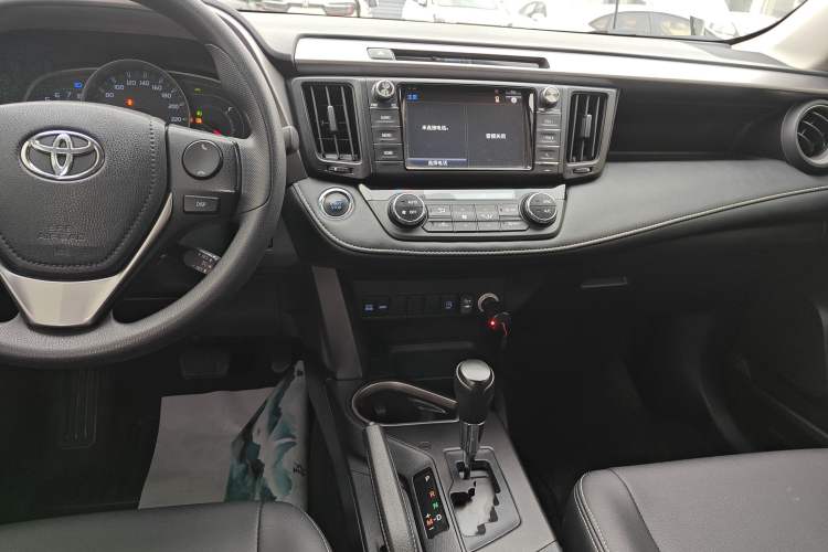 Used Toyota RAV4 2016 2.0L CVT Two-Wheel Drive Fashion Edition China V Standard Audio And AC Panel