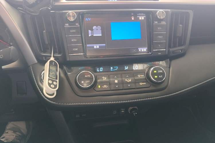 Used Toyota RAV4 2016 2.0L CVT Two-Wheel Drive Fashion Edition China V Standard Audio And AC Panel