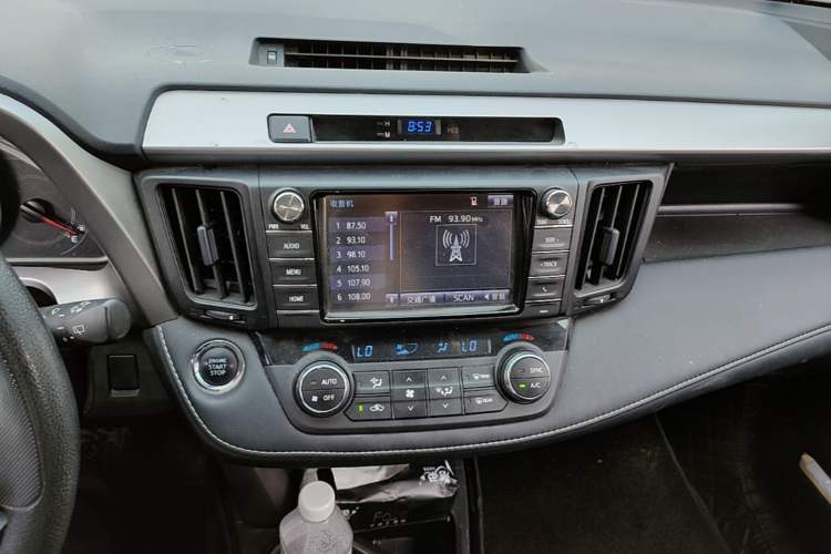 Used Toyota RAV4 2016 2.0L CVT Two-Wheel Drive Fashion Edition China V Standard Audio And AC Panel