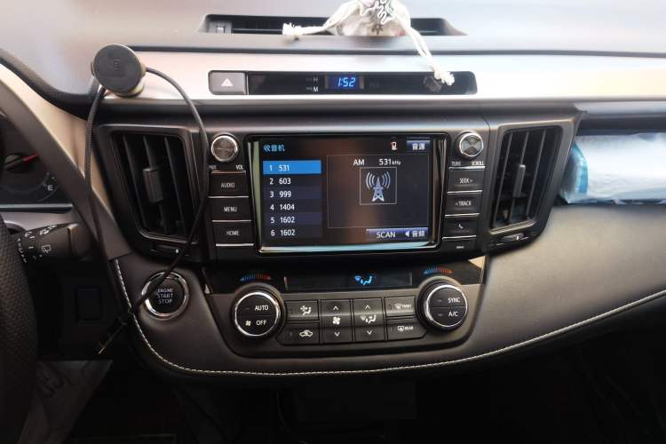 Used Toyota RAV4 2016 2.0L CVT Two-Wheel Drive Fashion Edition China V Standard Audio And AC Panel