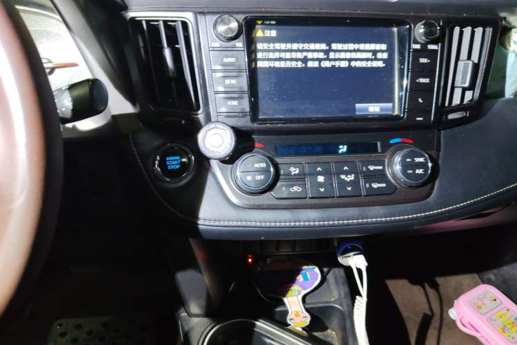 Used Toyota RAV4 2016 2.0L CVT Two-Wheel Drive Fashion Edition China V Standard Audio And AC Panel