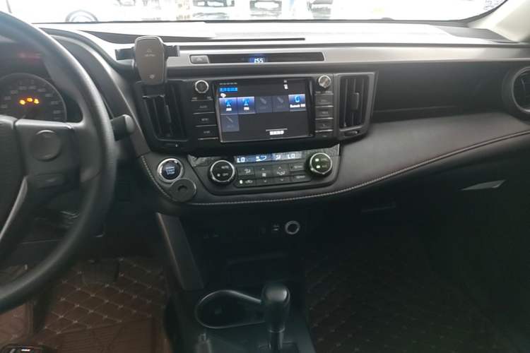 Used Toyota RAV4 2016 2.0L CVT Two-Wheel Drive Fashion Edition China V Standard Audio And AC Panel