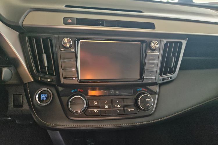 Used Toyota RAV4 2016 2.0L CVT Two-Wheel Drive Fashion Edition China V Standard Audio And AC Panel