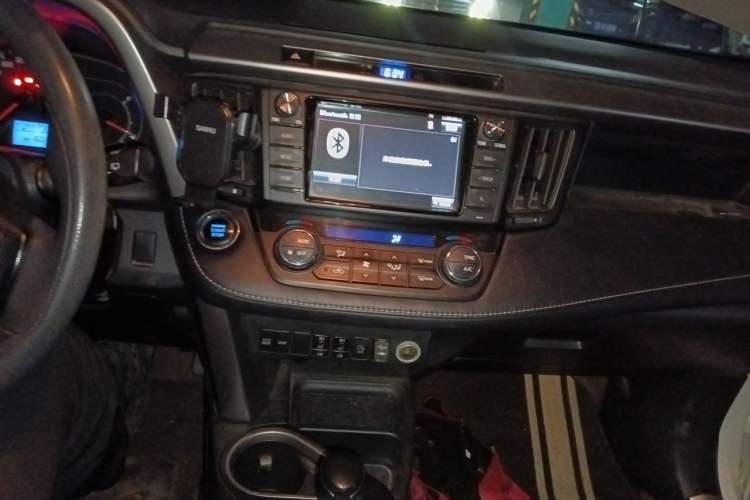Used Toyota RAV4 2016 2.0L CVT Two-Wheel Drive Fashion Edition China V Standard Audio And AC Panel