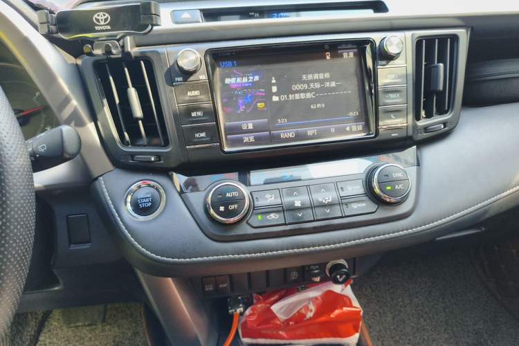 Used Toyota RAV4 2016 2.0L CVT Two-Wheel Drive Fashion Edition China V Standard Audio And AC Panel